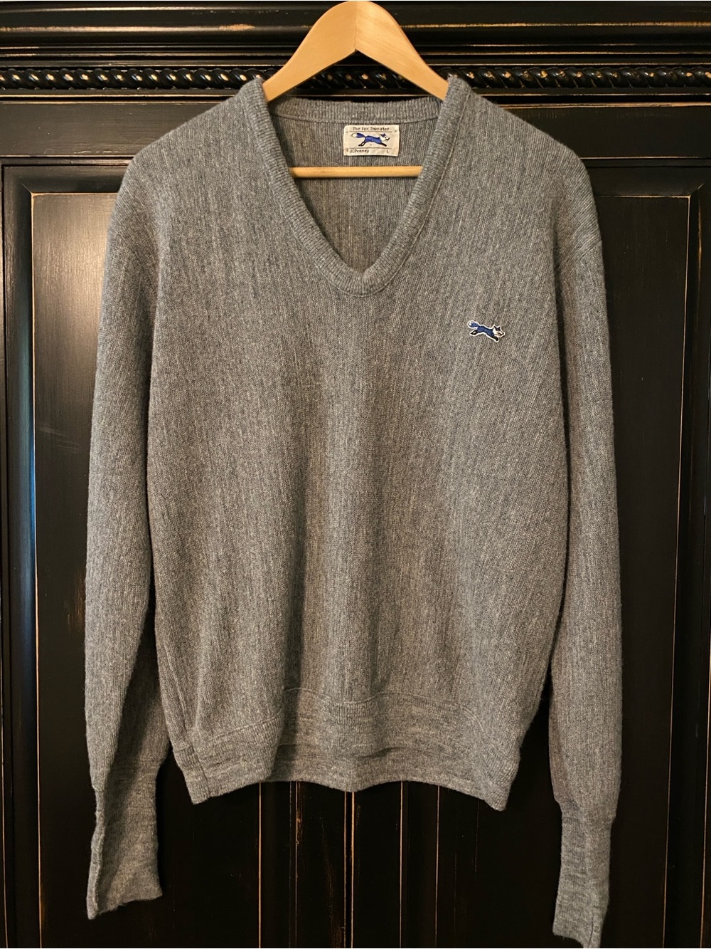 JCPenny - The FOX Sweater - Men's Gray V-Neck Sweater with Fox Logo - size Large